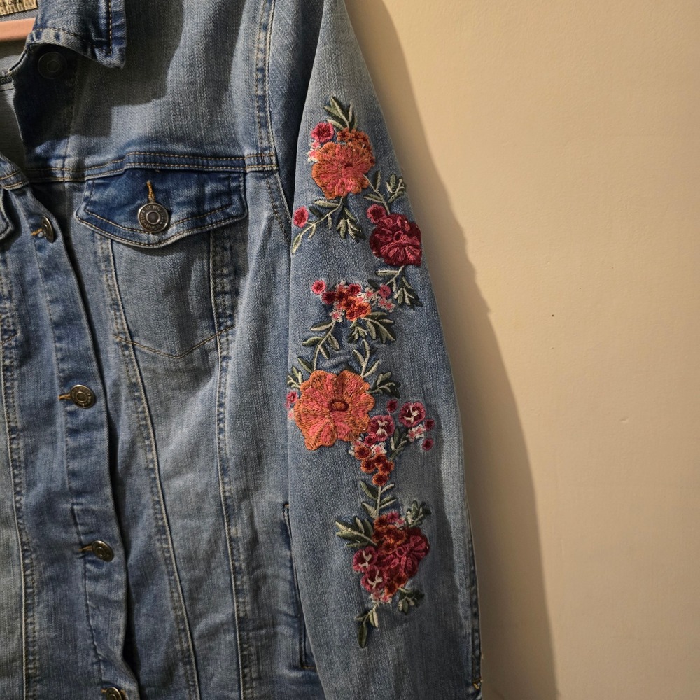 Ruff Hewn Jean Jacket Womens L Blue Floral Embroidered Sleeve Frayed Hem Denim - Picture 3 of 9